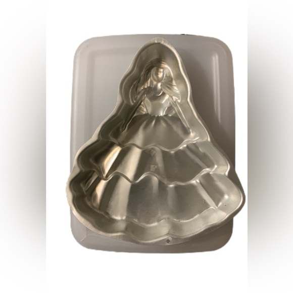BARBIE BEAUTIFUL DAY Wilton Vintage cake pan. Disney. 1995 Good used condition. - Picture 2 of 2